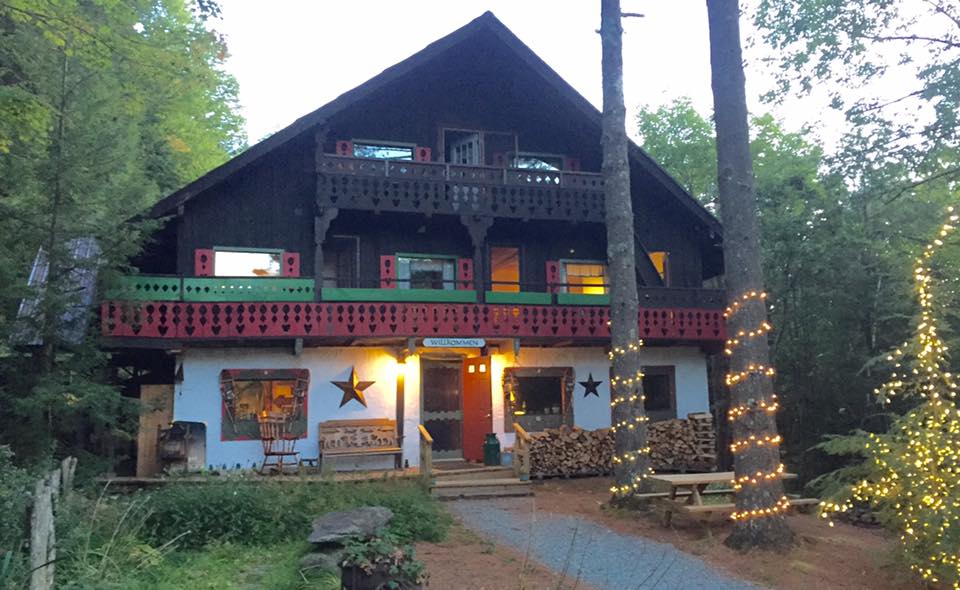 GrunbergHausVT's tweet photo. Leah's trying different greens on the old gingerbread house..... https://t.co/RAuFWz7nxm