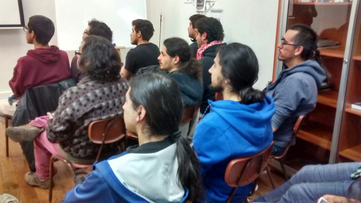 bajvalpo's tweet photo. Ahora en #BAJValpo 1ª sesión del Laboratorio de Producción Musical #LPM dictado por @LitoCelis ¡Vamos con todo! 💪🎼✨ https://t.co/e1LgNIgcDz