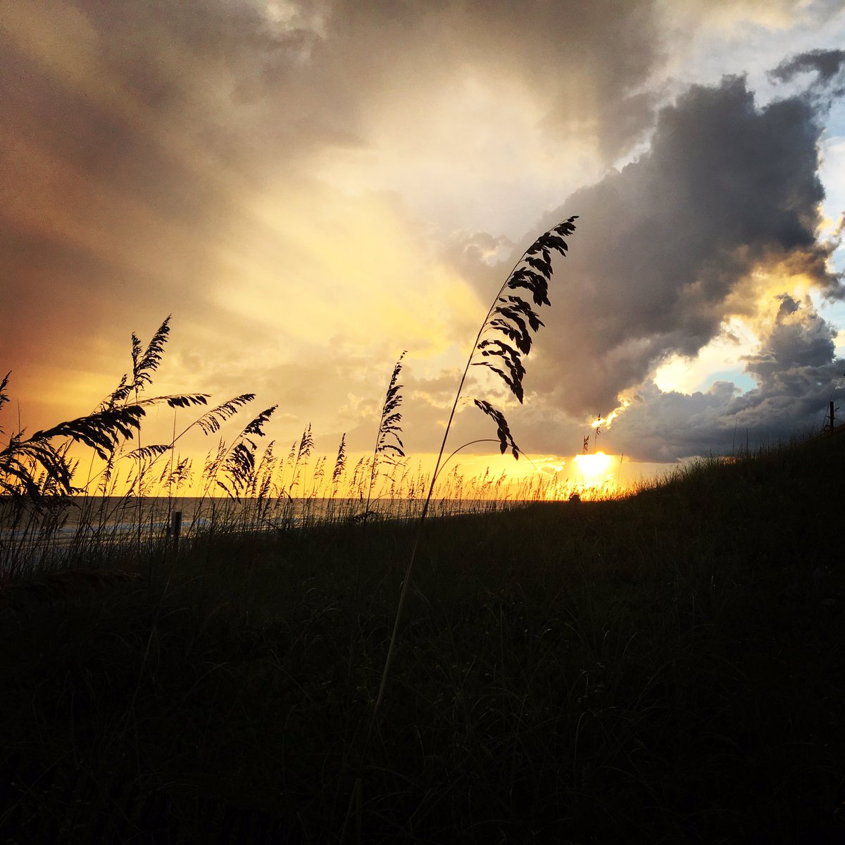 Getting into that time of the year!!!🙏🏽💙 #sunset #beachsunset #destin #southwalton #lifesabeach #livelikedestin