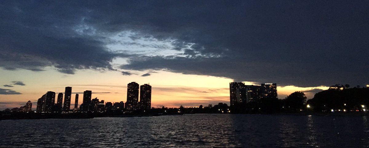 strokeit_dbc's tweet image. Night paddling is where it&apos;s at.  Final practice of the season and it was pretty incredible. #dragonboat