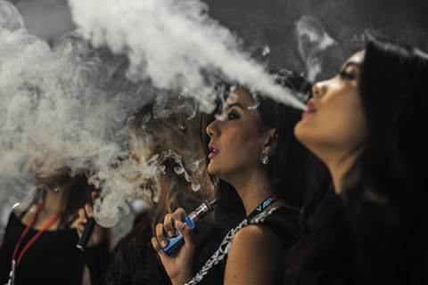 NBCNews's tweet photo. Vaping can help people kick the tobacco habit, a review finds https://t.co/H6HOEsKlPN https://t.co/GO2lBwaUJN