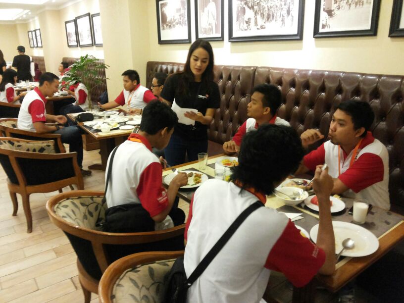 anolagi's tweet photo. Breakfast peserta @ferventfhp @rizhadwia @renoalbra @cannaparanita @annisazputri @dharma_a_z #SocioDigi2016 https://t.co/4AflLeTKhX