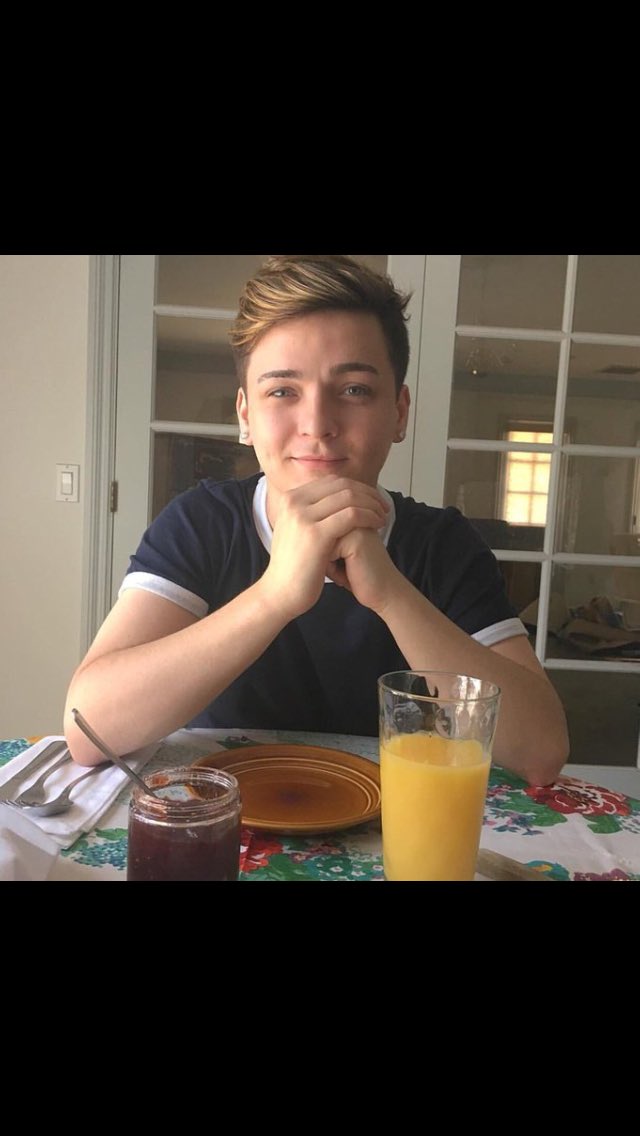 TEMPTEDZACHARY's tweet photo. blessing your tl of this gorgeous angel #itsnickbean @ItsNickBean https://t.co/AAuGTiCExB