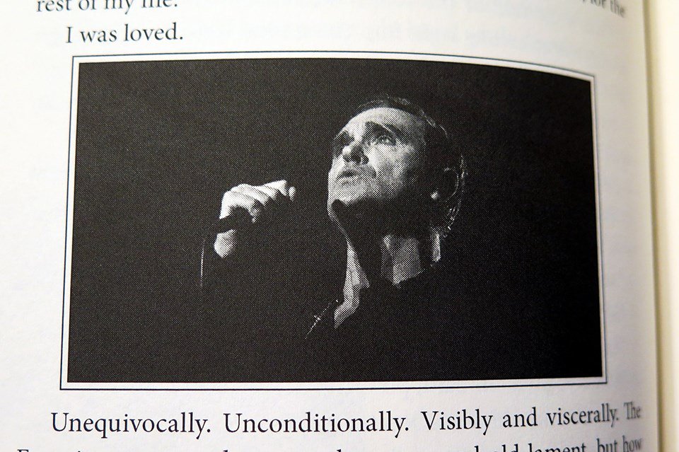 Finalmente llego mi copia de "I Will See You in Far Off Places" de <a href="/AineIsAWriter/">Aine Ni Cheallaigh</a> , donde participé con una foto! :)