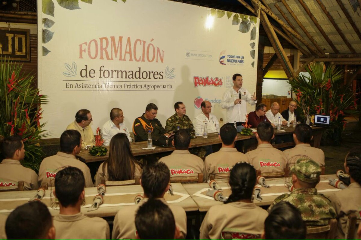 aurelioIragorri's tweet photo. Los nuevos graduados de #FormaciónDeFormadores son líderes rurales, productores agro y miembros de la fuerza pública https://t.co/qRmy8ntpAN