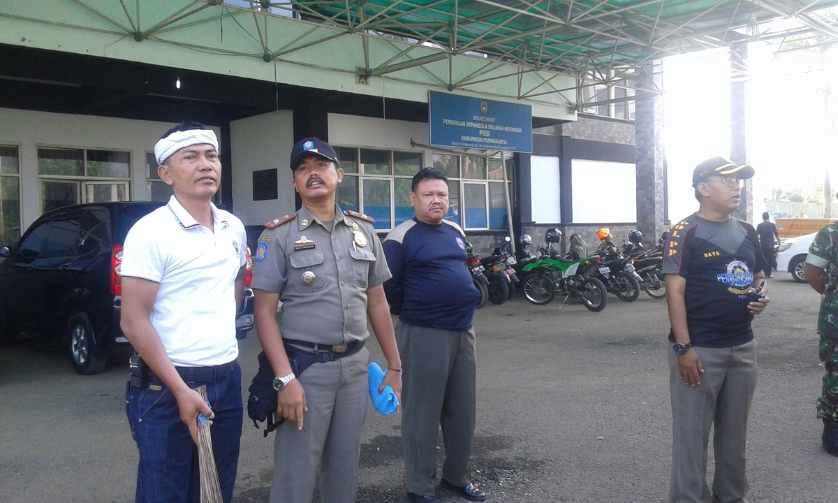 BidTrantibum's tweet photo. @DediMulyadi71 @satpolPP_Pwk @saepuddin_09 Operasi k3 dan Bangli d kawasan purnawarman.. https://t.co/8dg3eEAZkD