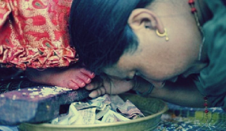 قصة طفلة أصبحت «إلهة» في #الهند: لديها رموش تشبه البقر وأرجل مثل الغزال وصوت كـ«البط» amay.link/dYEr304a8sb