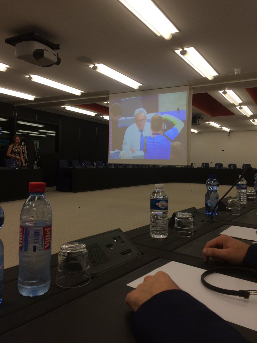 realMartinEsih's tweet photo. Ko je tko 30 m stran, mi pa tle ...
#SOTEU https://t.co/HxUKYIbD0h