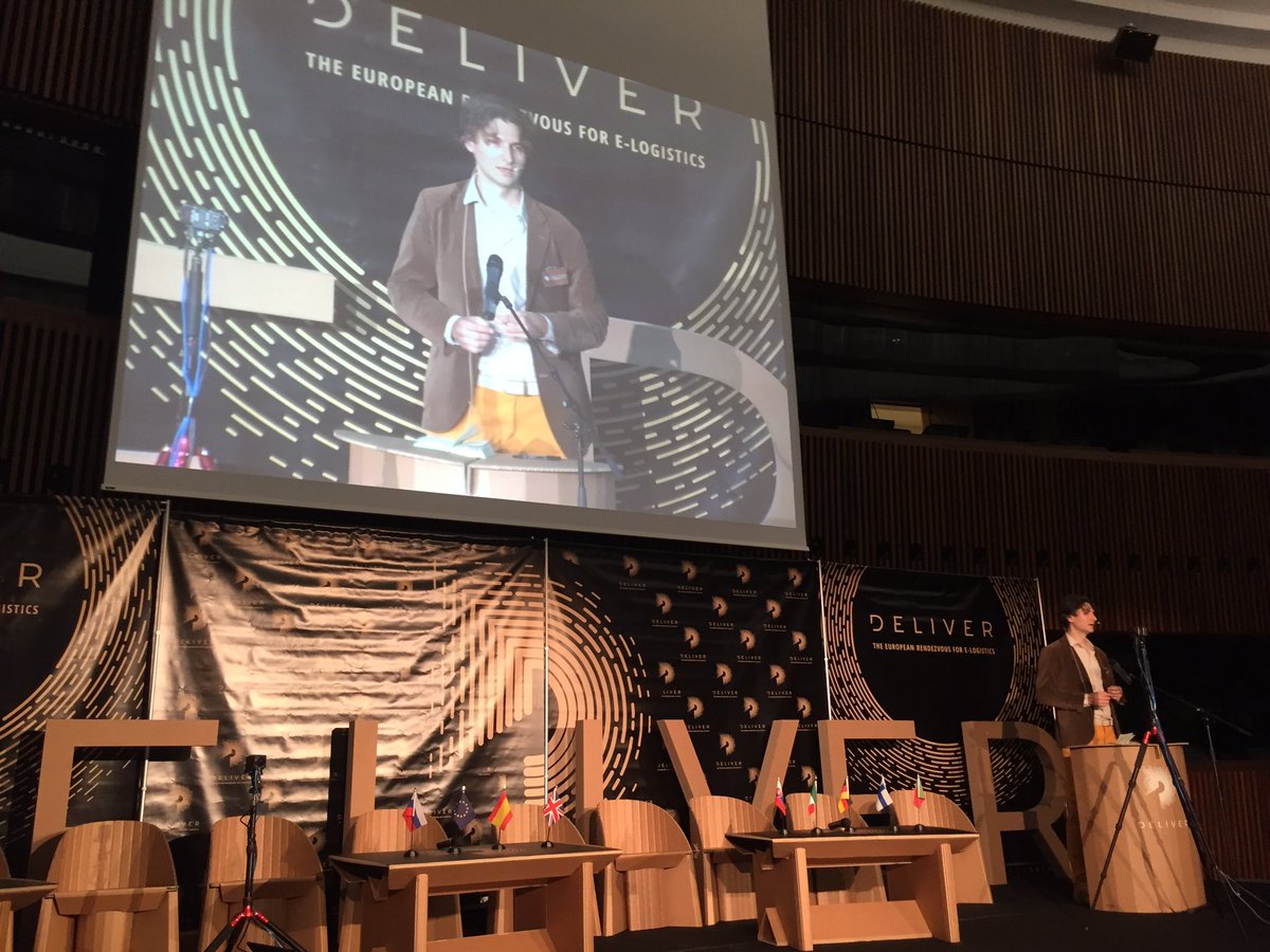 cartonmaniacos's tweet photo. Los grandes eventos también cuentan con el #cartón para su decoración, y si no, ¡mirad en #DeliverOne! ¡Nos encanta! https://t.co/YE4MleKgZz