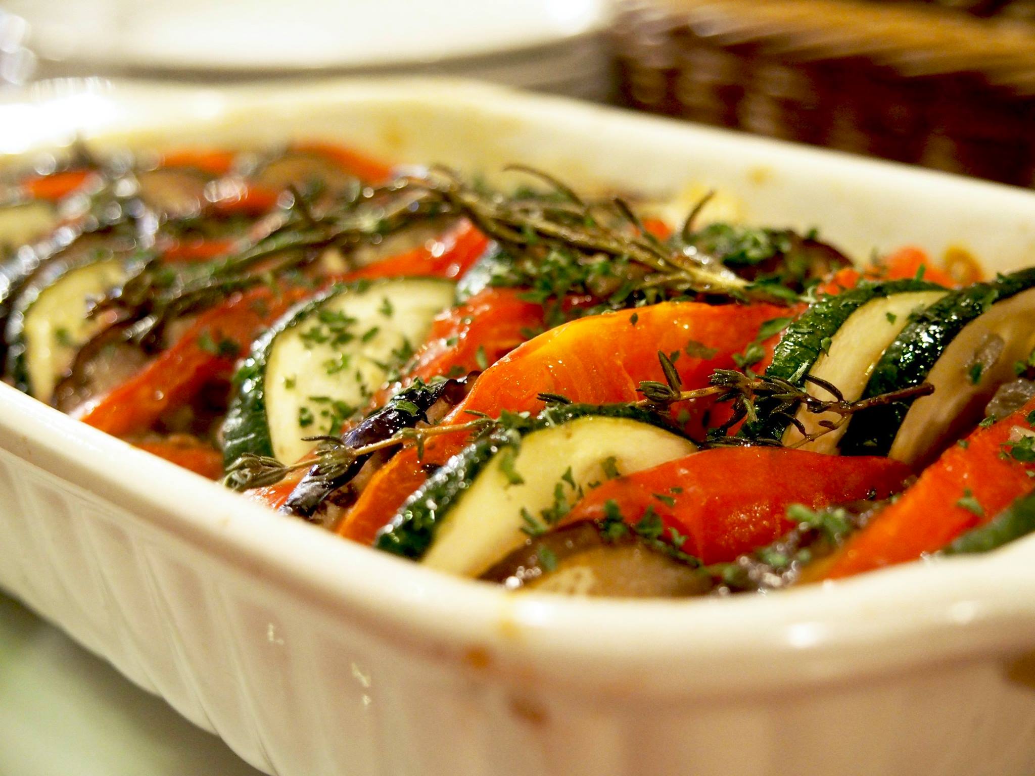 O Xrhsths フレンチバルtomo Z Sto Twitter 新作メニューのご紹介 野菜のオーブン焼き Tian De Legume ナス ズッキーニ トマトを交互に重ねてオーブンで焼きあげました 下にはじっくりとソテーした玉ねぎが敷き詰めてあります ニンニクとアンチョビが