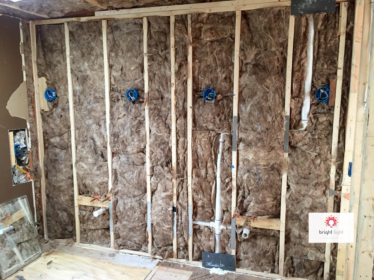 BrightLightEc's tweet photo. #workinprogress master bathroom suite🔌💡Wiring in place for sconces, light switches &amp; outlets #TransformationTuesday https://t.co/jgr04QcXvJ