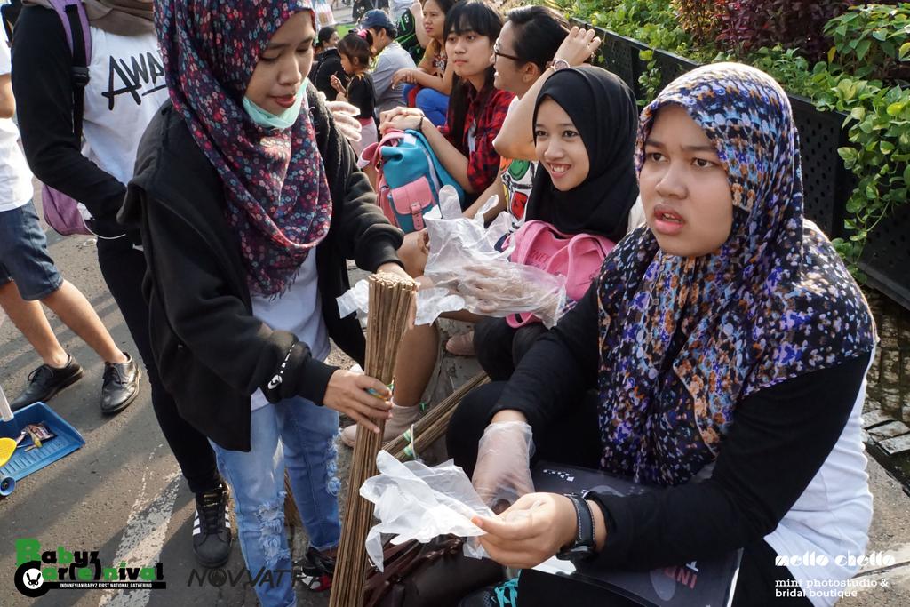 BABYz_United's tweet photo. [PHOTO] 160911 Indonesian BABYz #TrashAttack at Bundaran HI #IndonesianBABYzCAReNIVAL (3) https://t.co/qFEzZfcBb2