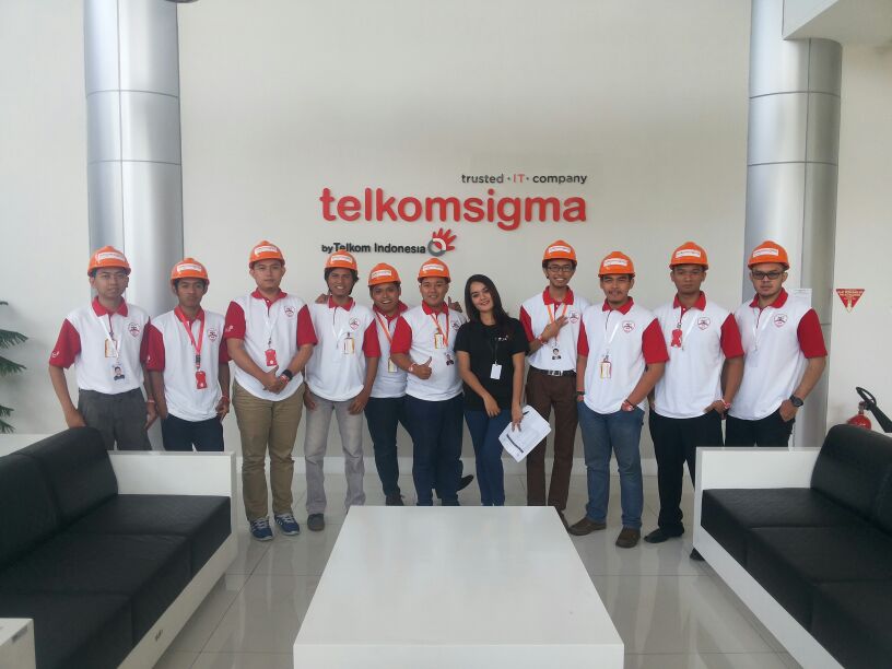 anolagi's tweet photo. Selfi dulu pake helm, sebelum visit keruang data centre Telkom Sigma. #SocioDigi2016 #SocioDigi2016 https://t.co/ISxUDkb7Sz