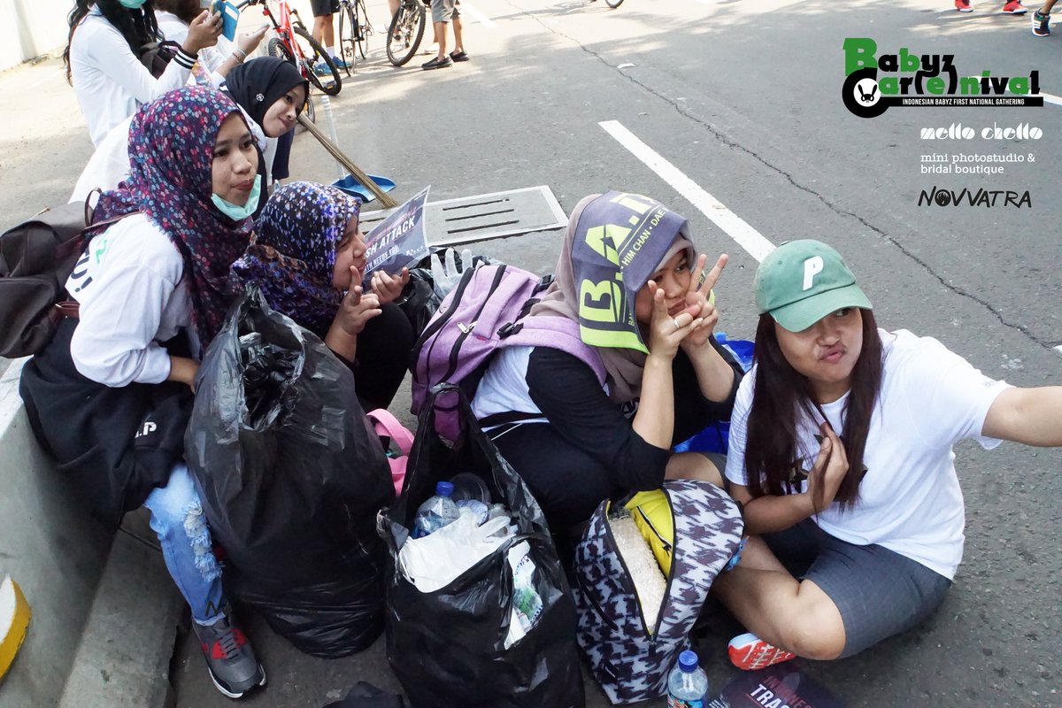 SIRYONGGUK's tweet photo. BangsterINTL: RT BABYs_Day_Out: [PHOTO] 160911 Indonesian BABYz #TrashAttack at Bundaran HI #IndonesianBABYzCAReNI… https://t.co/4QEHkc4Oa2