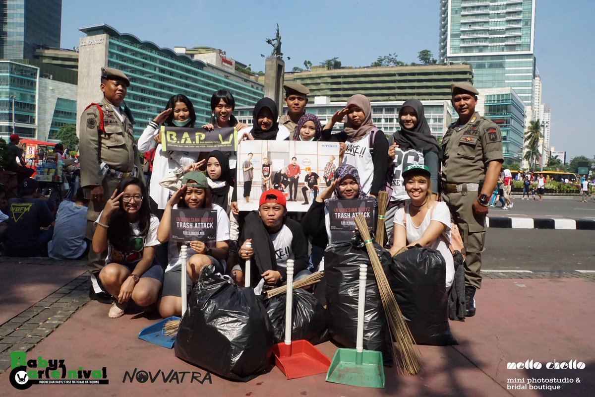SIRYONGGUK's tweet photo. BangsterINTL: RT BABYs_Day_Out: [PHOTO] 160911 Indonesian BABYz #TrashAttack at Bundaran HI #IndonesianBABYzCAReNI… https://t.co/4QEHkc4Oa2
