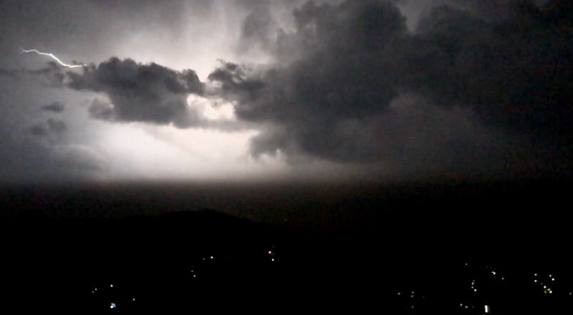 Imto67's tweet photo. Ja plou..💪🏻 i molt!%
 Momt Aparell electric #tossademar .. #tormenta #finalestiu @SoniaPapell @ARAmeteo https://t.co/h14B2HPOyE