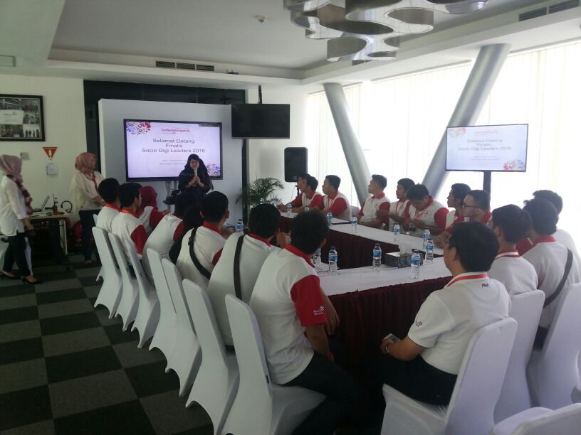 anolagi's tweet photo. Tanya jawab peserta dngn Telkom Sigma #SocioDigi2016 https://t.co/s9eRSp1ak4