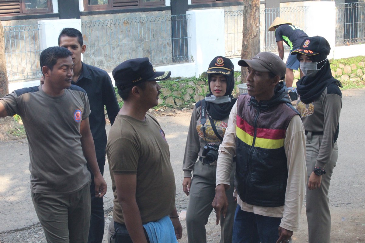 sinkaswelasasih's tweet photo. .@DediMulyadi71 @Kaharti_PWK @kecpurwakarta1 @juddy_damkar @dkpPWK  @satpolPP_Pwk K3. Stadion Purnawarman https://t.co/VlqwRhDEdY