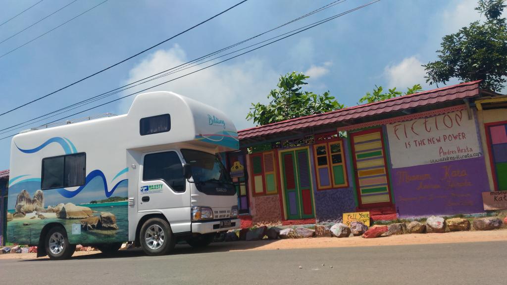 SriwijayaMagz's tweet photo. Perjalanan kita hari ini lanjut ke Kampung Ahok dan Museum Kata Andrea Hirata. #MajestyMotorhome #ExploreBerlitung. https://t.co/9XQB8nyAOo