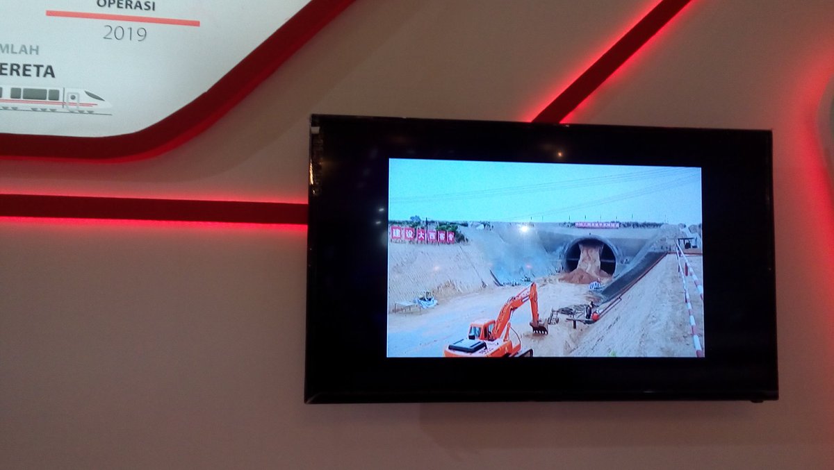 KeretaCepatID's tweet photo. Di booth kami terdapat video pembangunan kereta cepat di China, kamu bisa mampir untuk melihatnya. #TII2016 https://t.co/u9ntMcDfvd