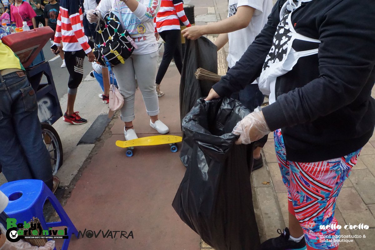 BangsterINTL's tweet photo. [PHOTO] 160911 Indonesian BABYz #TrashAttack at Bundaran HI #IndonesianBABYzCAReNIVAL @BAP_Daehyun (2) https://t.co/dlE7O9Xtl7