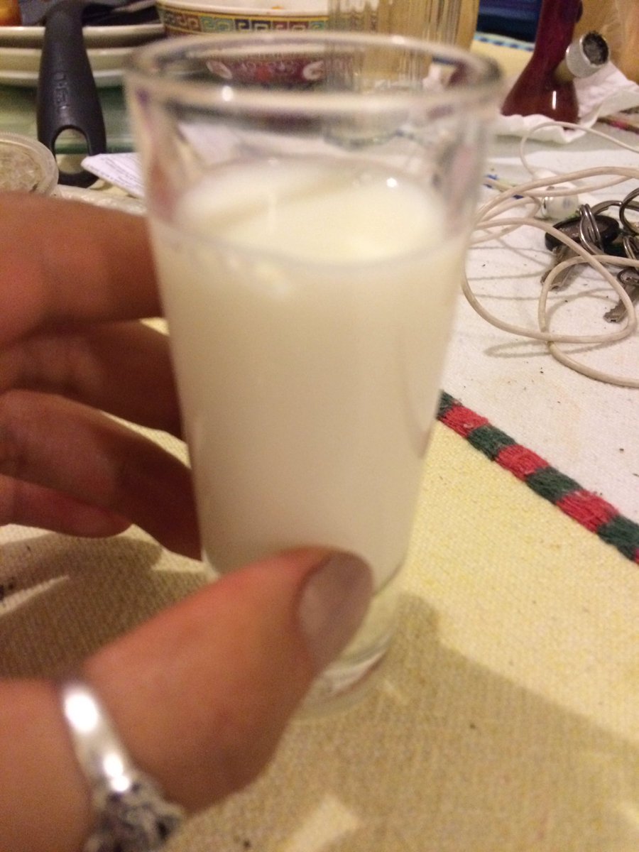 marianiiTt's tweet photo. A mí roomie ya le pego la noche #milkshot https://t.co/Cyx6sWezem