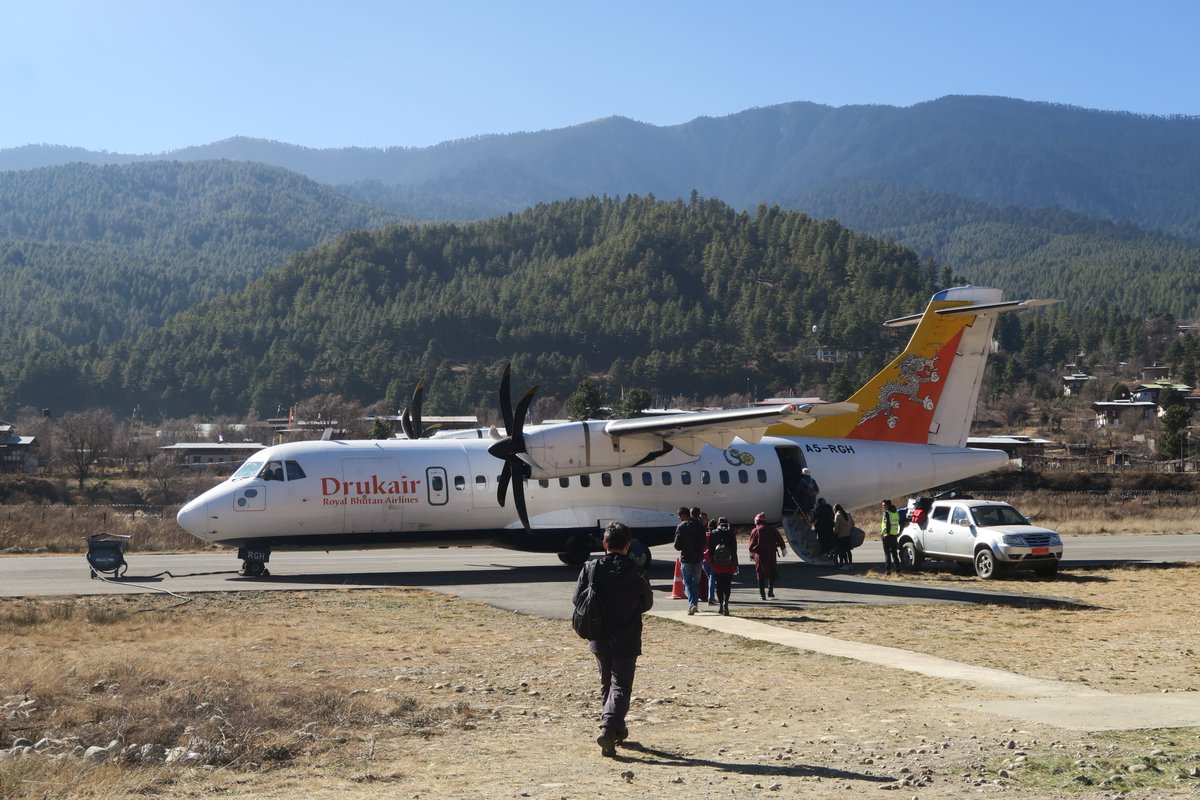 日本ブータン研究所 Jibs 16年9月14日 水 平山雄大がアイ シー ネット株式会社コンサルタント 東谷あかね氏の来訪を受け Wavoc助教共同研究室にて ブータンにおけるジェンダー分析に関する意見交換及び情報共有を行いました