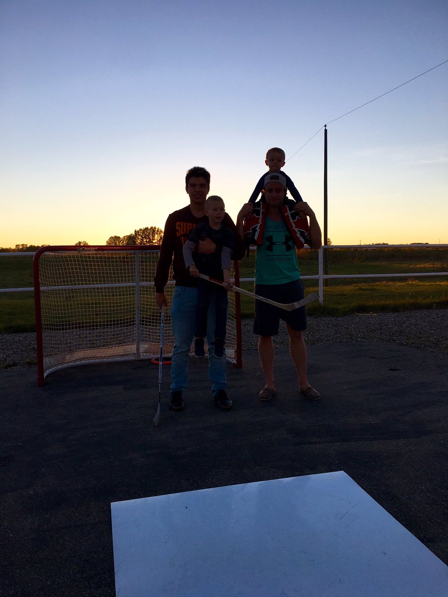 AustinPickford3's tweet photo. "Shed Sweeping"
#ROWTHEBOAT #SWEEPTHESHEDS #ThankfulforBillets #WeRowAsOne @OGhockey @HaydenStruik @latts16 https://t.co/T8kySyMtHf