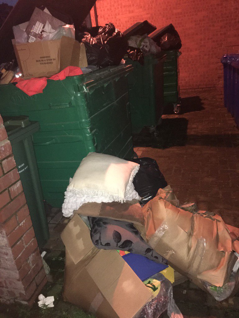 Vicky_S_Hughes's tweet photo. Wonder if the refuse collectors will bother coming today as we now have a bigger problem than full bins! @tmbc_waste https://t.co/sQvMNg4Ew4