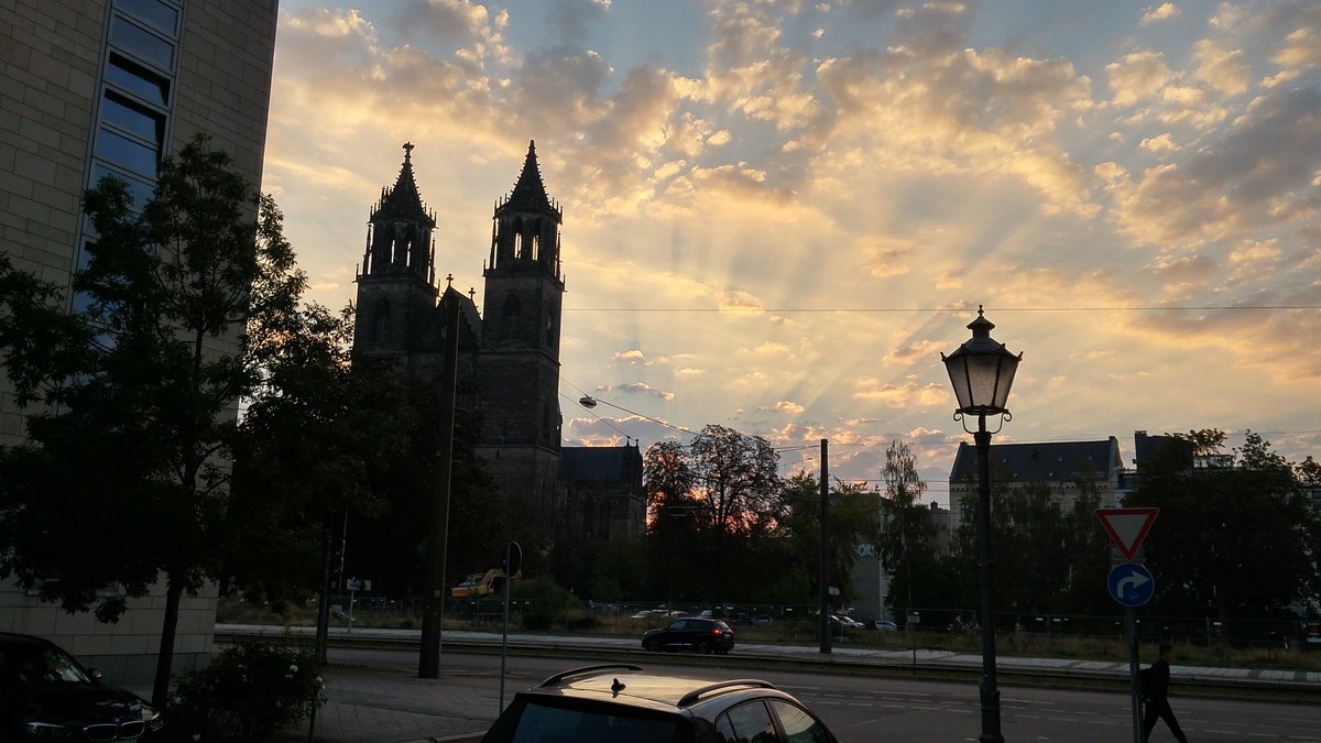 Go_Earl's tweet photo. Die Kirche und die Himmelsstrahlen. #Morgenimpression https://t.co/ubvo4kfcON