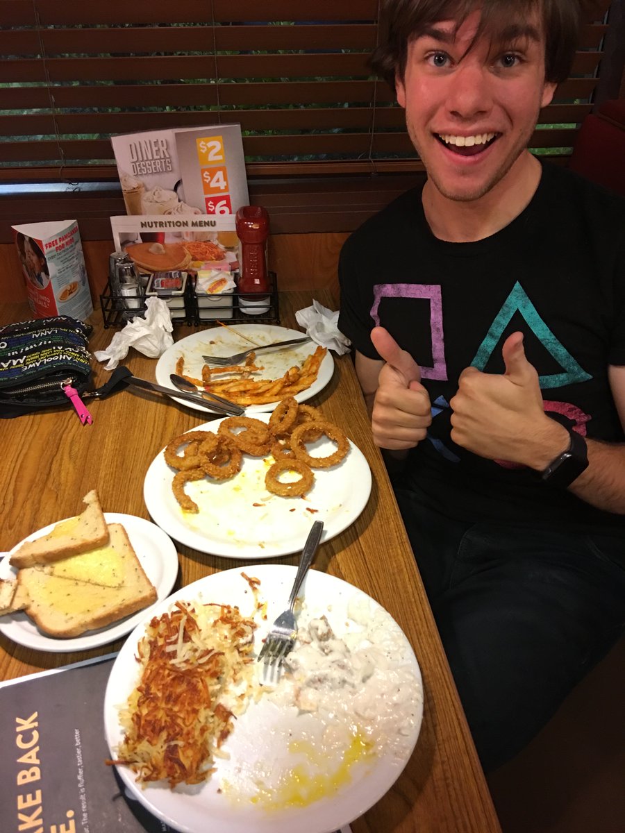 StephenSchleis's tweet image. Just “finished” 3 meals at Denny’s. #notevenfull #notafryperson