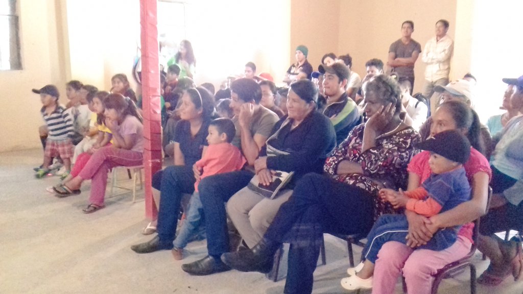 asoartesec's tweet photo. El #CREA2016 llegó al barrio Tierras Coloradas (Loja) con las agrupaciones La Huella Teatro, Solsticio y Mapacirco. https://t.co/0ZFCCLkUMN