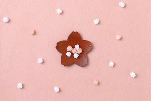 オチビサンの花の豆皿、ついに残り【2点】になりました。
こちらは3つのお皿のひとつ「金平糖豆皿」。オチビサンが大好きな桜の花…お花のように小さな金平糖を乗せてくださいね。スタッフ
https://t.co/sC36ozDaQV