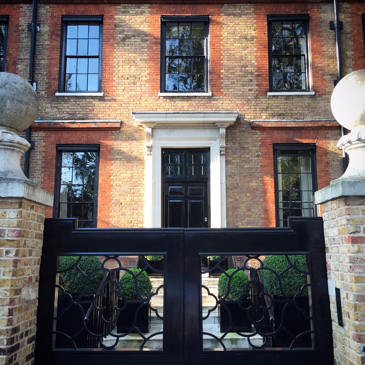 VessouVases's tweet photo. Good morning #london. Another scorcher today @LandscapeEvent #landscapeupdate #Landscape2016 https://t.co/Bfdv3MXT9j
