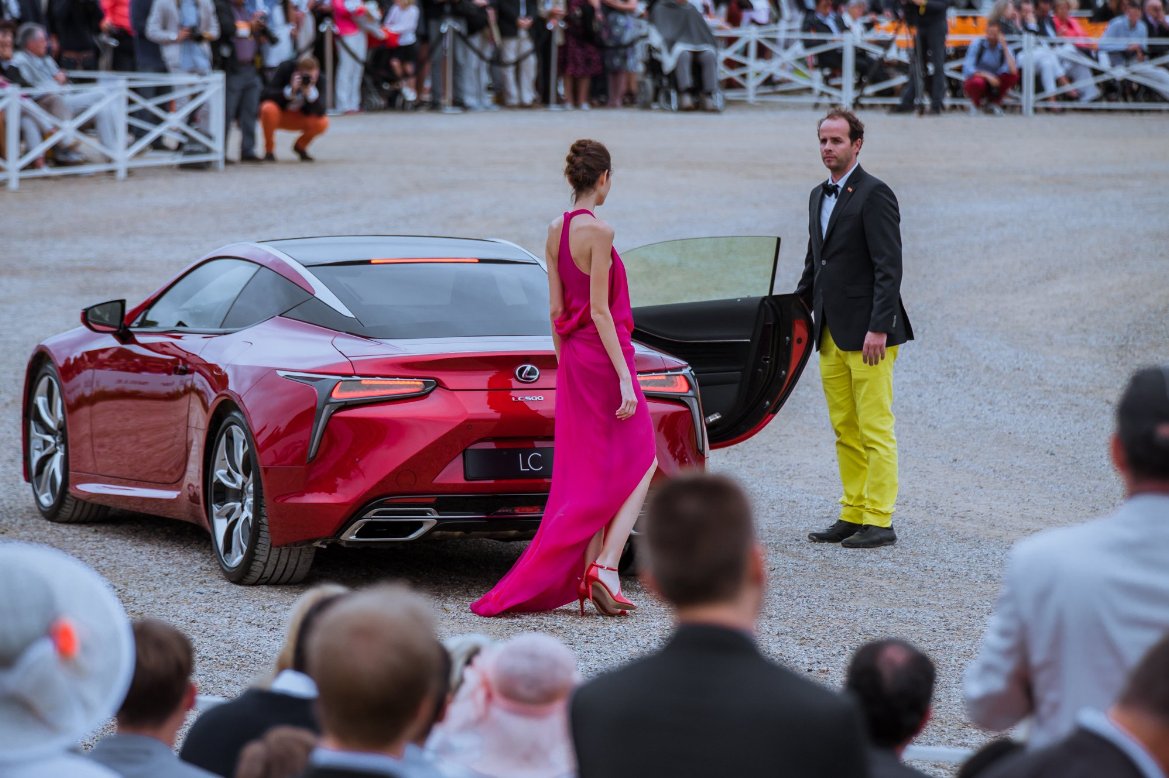 LexusSpain's tweet photo. #Lexus colaboró con el diseñador Jørgen Simonsen en el Concurso de Elegancia de Chantilly. #LCOnTour https://t.co/JZwg0ybWJ6