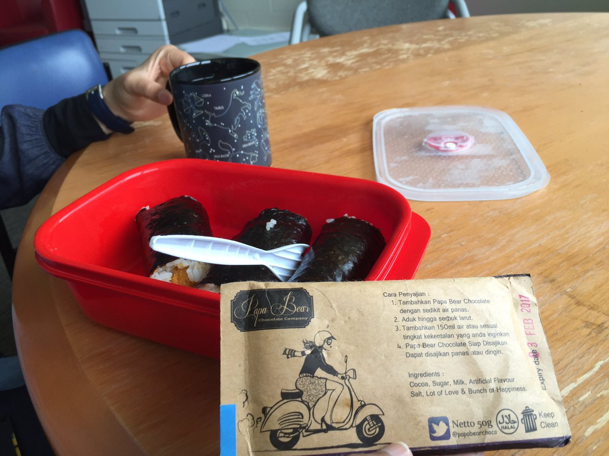 elidalail's tweet photo. My lunchtime: seafood sushi and @papabearchoco. https://t.co/oJa4v7pTbO