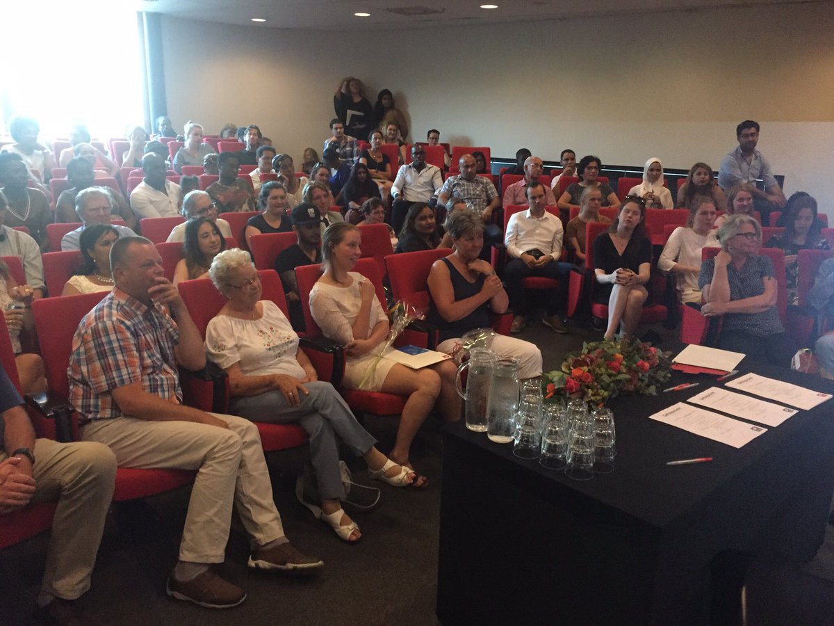 Eve_Schaefer's tweet photo. Gefeliciteerd CMV'ers van de Hogeschool Rotterdam... Jullie hebben een brand new diploma! :) https://t.co/u0CSepUm6Y