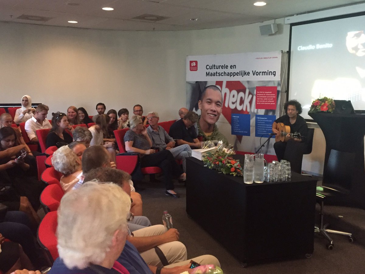 Eve_Schaefer's tweet photo. Gefeliciteerd CMV'ers van de Hogeschool Rotterdam... Jullie hebben een brand new diploma! :) https://t.co/u0CSepUm6Y