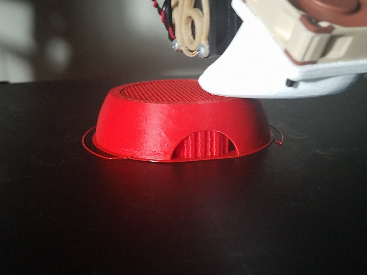 AlexLaanko's tweet photo. Last piece of #3dprinted #pokeball in @ColorFabb red #PLA https://t.co/myavisad7H