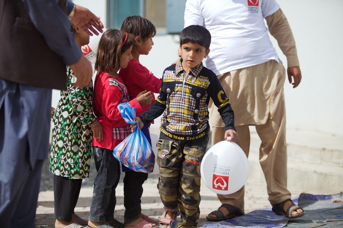 YYD_tr's tweet photo. 1,5 milyon çocuğun yetim olduğu, yıllardır kendi ülkesinde mülteci Afganistan'a ulaşan iyilikleriniz... https://t.co/flrxTnXTBf