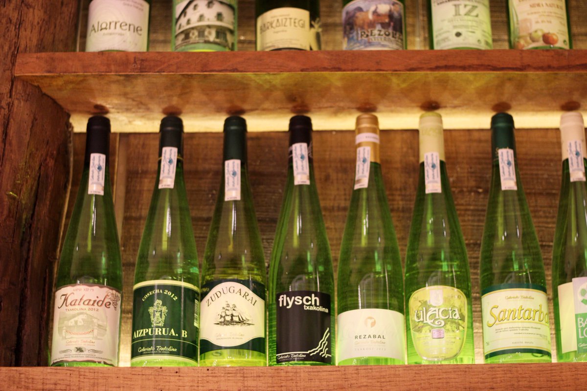 atarigastroteka's tweet photo. ¿Sidra o txakoli? ¿Txakoli o sidra? En @atarigastroteka casi todas `giputxis`!
Txooootx!!!
#AtariSS #drink #food https://t.co/chk4aY9V71