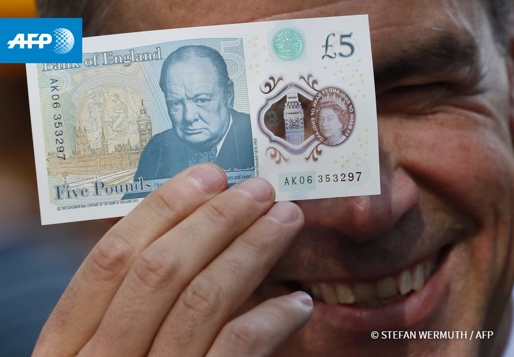 AFPcom's tweet image. Revoir la photo #AFP de @StefanWermuth dans @LeGrandSoir3 u.afp.com/Zafb #fivepoundnote #BankofEngland