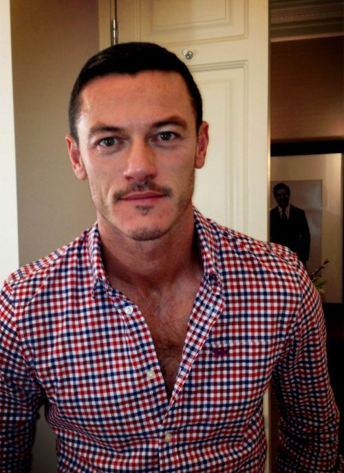 arociorl's tweet photo. A good and a Wonderful Wednesday dears #Luketeers with our #Welshhunk <3 <3 https://t.co/UrAWIX8VNe