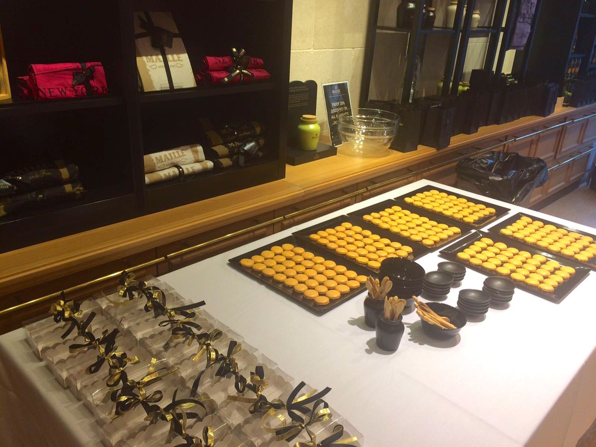 Thanks to @CoqdArgent1 for a fantastic #mustard macaron masterclass at the Maille Piccadilly Boutique last night!