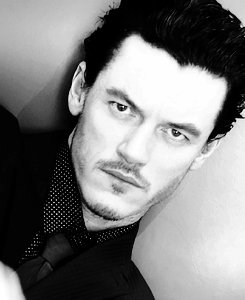 arociorl's tweet photo. A good and a Wonderful Wednesday dears #Luketeers with our #Welshhunk <3 <3 @SylviStillborn @luisa_raza @etrange_s https://t.co/2Nq0P5YTrh