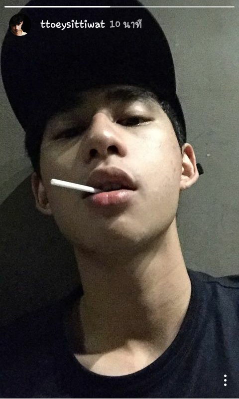 Toey_Moment's tweet photo. IG : Toey Update แมนๆกินอมยิ้ม 🍭🍭 @ImerbSittiwat #makeitrighttheseries #toeysittiwat https://t.co/YUnaNAjf1M