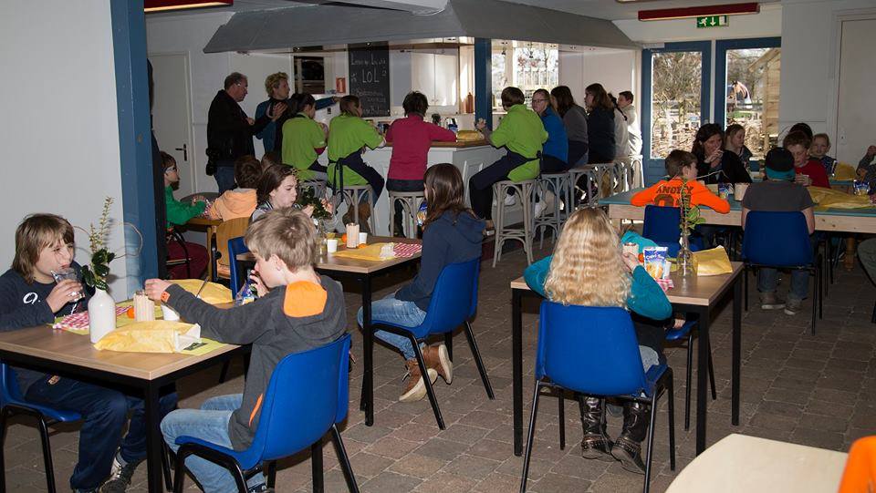 LOL bij <a href="/ManegeBalans/">Manege Balans SPGSD</a>! Leerlingen leren op locatie een gezonde maaltijd te bereiden: bit.ly/2cmSqKG