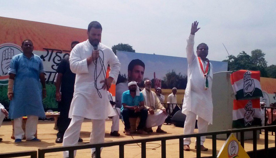 INCIndia's tweet photo. किसान यात्रा : मीरजापुर जिले के बिहसड़ा में खाट सभा को संबोधित करते हुए, कांग्रेस उपाध्यक्ष राहुल गांधी https://t.co/3GOnEqYpNc