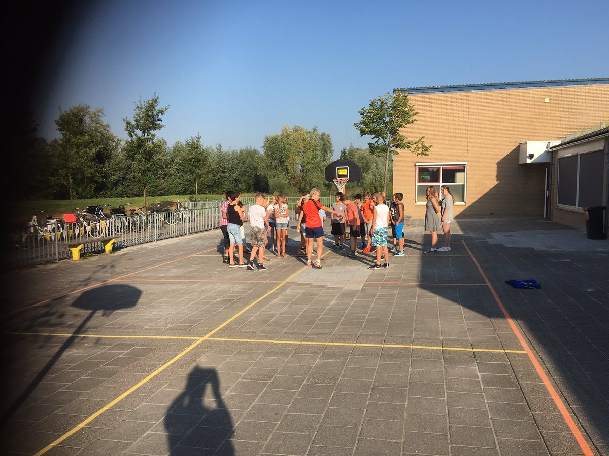 Groep 8 is klaar voor begeleiding sportactiviteiten. <a href="/detwilling/">OBS de Twilling</a> <a href="/JCFoundation/">Johan Cruyff Foundation</a> schoolplein14