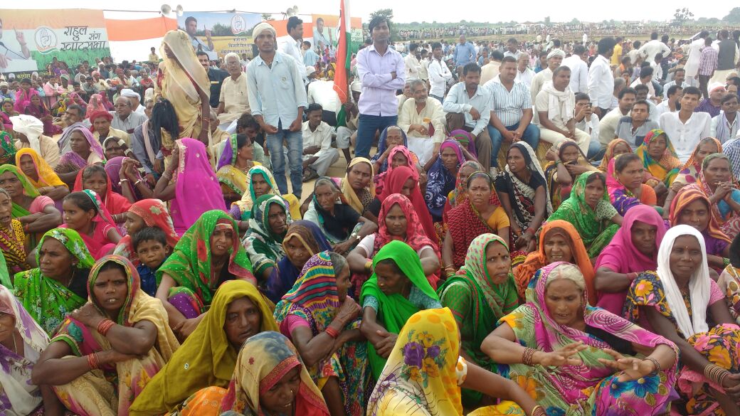 INCIndia's tweet photo. People have come out in large numbers in anticipation of Rahul Gandhi's arrival at Khat Sabha in Marihan, Mirzapur https://t.co/3UosSIadrm